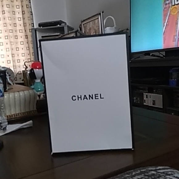CHANEL Classic White Box - Picture 1 of 7